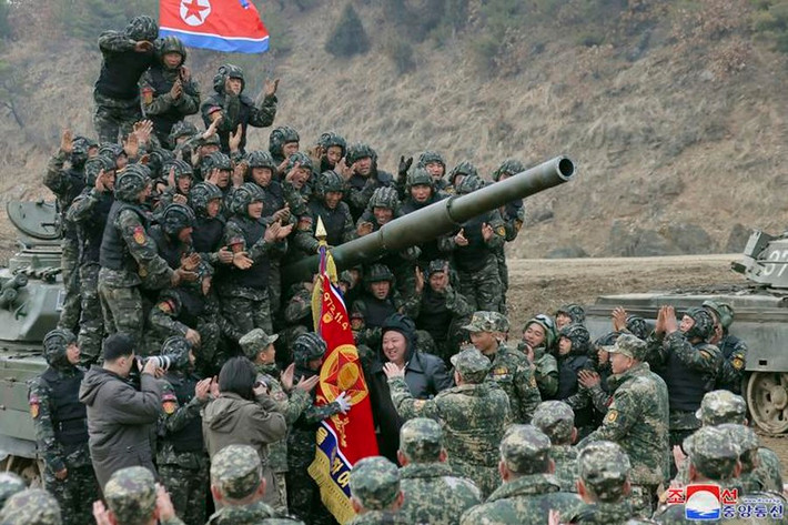 Nhiều khả năng các thành viên trong kíp điều khiển được bố trí tương tự M1 Abrams của Mỹ khi vị trí nạp đạn được đặt ở bên trái, trong tháp pháo, giúp dễ dàng sử dụng đạn dự trữ được đặt trong hốc phía sau.