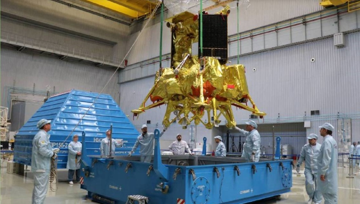 Cơ quan Vũ trụ Nga Roscosmos công bố ảnh chi tiết đầu tiên về bề mặt Mặt Trăng do tàu Luna-25 chụp từ quỹ đạo. Hình ảnh tập trung vào vùng hố trũng Zeeman ở gần cực nam.