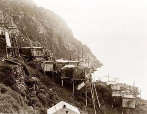 Ngôi làng này nằm bên hồ Anjikuni thuộc tỉnh Nunavut, một khu vực cực Bắc xa xôi. Dưới cái lạnh của mùa đông Bắc Mỹ, người Inuit sống trong những túp lều và dựa vào nghề chài cá để duy trì cuộc sống.