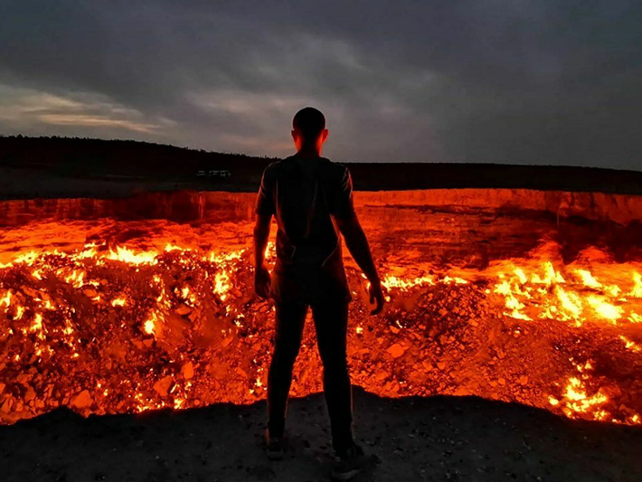 8. Cổng địa ngục ở Derweze, Turkmenistan: Một hố ga tự nhiên bên trong sa mạc Karakum, nơi này cháy từ năm 1971 và tạo thành điểm tham quan nổi tiếng, với khung cảnh lửa cháy trong miệng hố khiến nhiều người liên tưởng đến cổng xuống địa ngục.