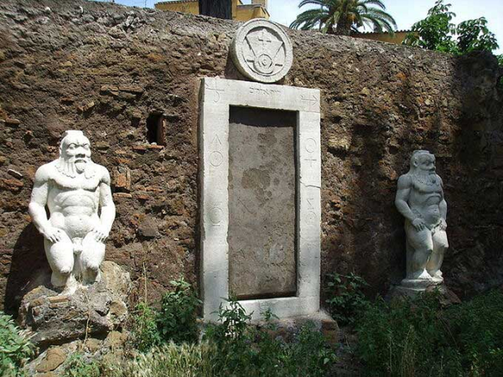 7. Cổng Nhà giả kim, đồi Esquiline, Rome, Italy: Theo truyền thuyết, một nhà giả kim đã gặp hầu tước tại một bữa tiệc tối, nói rằng ông đã tìm ra công thức tạo ra vàng từ thảo mộc. Sáng hôm sau, nhà giả kim biến mất, để lại vài mảnh vàng và một tờ giấy gồm các ký hiệu bí ẩn. Palombara không thể giải nghĩa chúng nên đã ra lệnh khắc các ký hiệu này trên những cánh cửa vào khu vườn của mình với hy vọng ai đó có thể tìm ra đáp án.