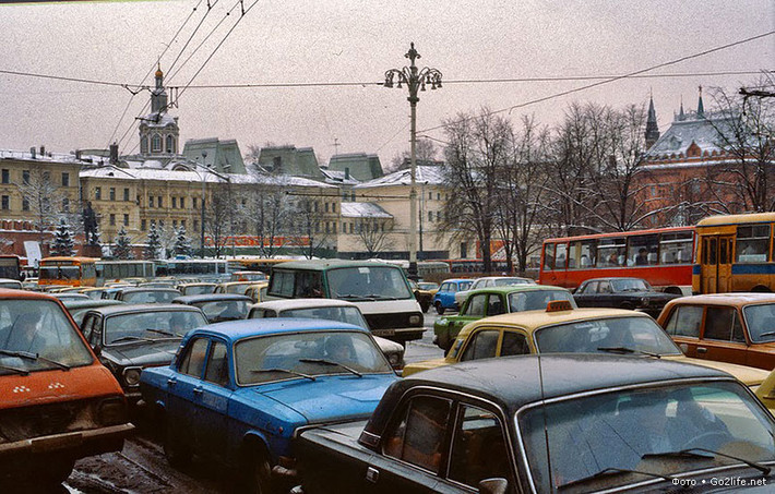 Hàng dài xe Volga di chuyển từng chút một trên con đường đông đúc xe cộ ở Moscow. Ảnh PhotoL