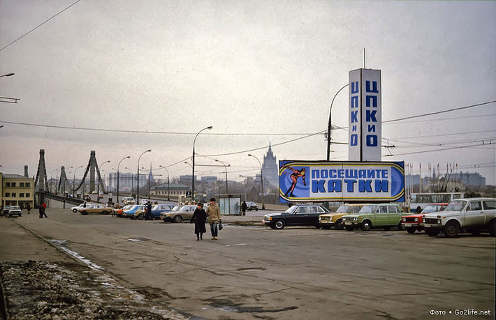 Hình ảnh đường phố người đi lại, xe cộ đỗ dọc đường ở Moscow. Ảnh PhotoL