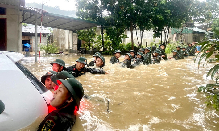 Theo thống kê của Ban Chỉ đạo Trung ương về phòng, chống thiên tai, đợt mưa lũ từ ngày 27/7 đến 30/7 tại các tỉnh khu vực miền núi Bắc Bộ đã làm 7 người chết và mất tích, hàng trăm điểm sạt lở (trong đó: Hà Giang 2 người, Điện Biên 2 người, Sơn La 1 người, Thái Nguyên 1 người, Bắc Giang 1 người). Nguyên nhân chủ yếu do người dân tham gia giao thông bị lũ cuốn trôi, đất đá sạt lở vùi lấp. Ảnh: Cán bộ, chiến sĩ Bộ Chỉ huy Quân sự tỉnh Hà Giang giúp dân khắc phục hậu quả mưa lũ (Nguồn: Báo Hà Giang)