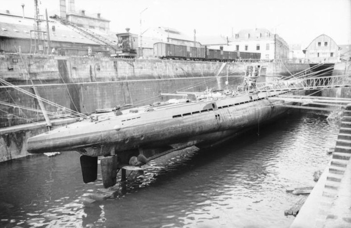 60.000 quả bom cháy đã được thả xuống đây kể từ năm 1943 cho tới khi Chiến tranh Thế giới thứ 2 kết thúc. Toàn bộ thành phố Lorient gần đó đã bị san bằng nhưng riêng căn cứ tàu ngầm này lại vẫn còn nguyên vẹn. Nguồn ảnh: History.