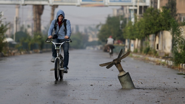 Theo báo cáo của Inquirer.net, cuộc chiến đã đưa kinh tế của Syria quay về thời điểm của những năm 1980, nền y tế và giáo dục của nước này đang ngày càng bị xuống cấp và sẽ sớm bị "xóa sổ" trong tương lai không xa. Nguồn ảnh: Tech.