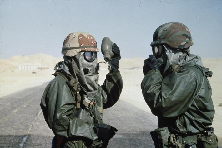 Lính Anh với trang bị quần áo phòng hoá, đề phòng quân Iraq sử dụng vũ khí hoá học. Nguồn ảnh: Warhistory.