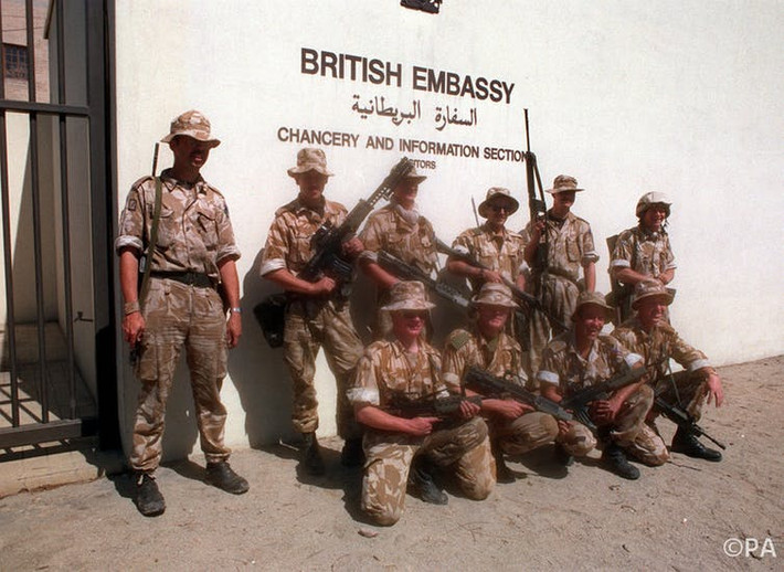 Quân Anh tái chiếm Đại Sứ Quán Anh tại Kuwait sau khi đẩy lùi được quân Iraq ra khỏi thủ đô của Kuwait. Nguồn ảnh: Warhistory.