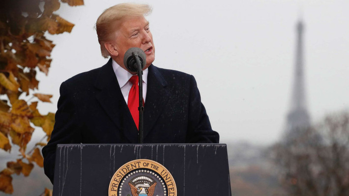 Mặc dù hôm 11/11 vừa rồi, Tổng thống Trump không có mặt tại buổi lễ tôn vinh liệt sĩ Thế chiến I cùng các nguyên thủ quốc gia khác, nhưng ông chủ Nhà Trắng vẫn dầm mưa đọc bài diễn văn trong lễ tưởng niệm các binh sĩ Mỹ hy sinh trong Thế chiến thứ I tại nghĩa trang liệt sĩ Suresnes tại thủ đô Paris. Nguồn ảnh: ABC News.