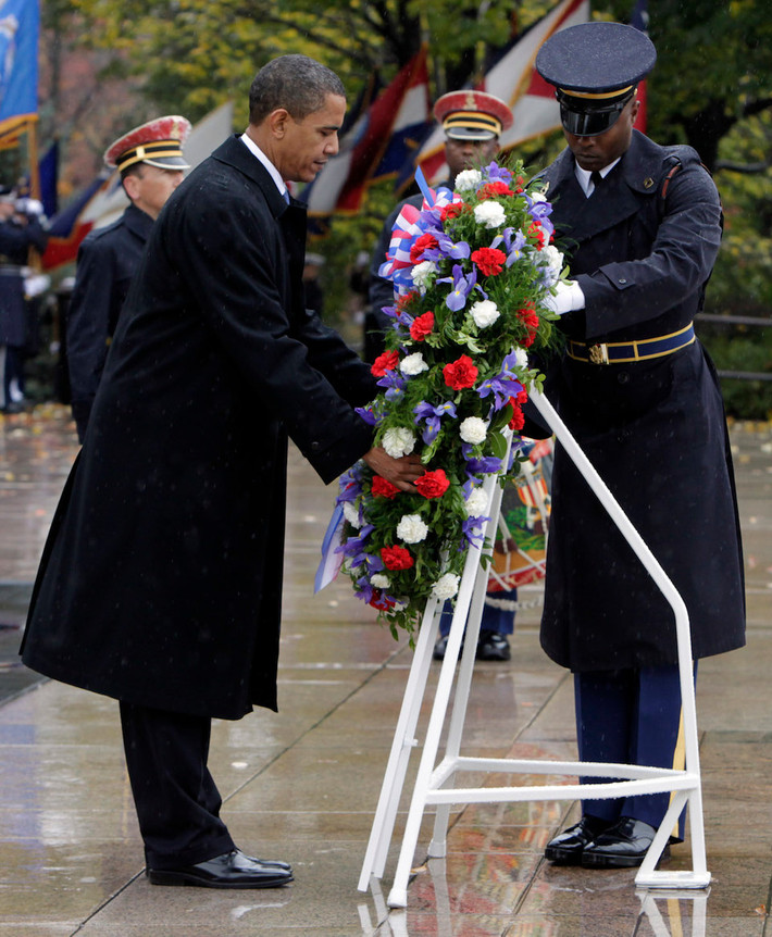 Cựu Tổng thống Mỹ Barack Obama dội mưa đặt vòng hoa tưởng niệm tại Tượng đài Liệt sĩ Vô danh hôm 11/11/2009 trong một ngày lễ tưởng niệm Thế chiến thứ I kết thúc diễn ra cùng ngày. Nguồn ảnh: BI.