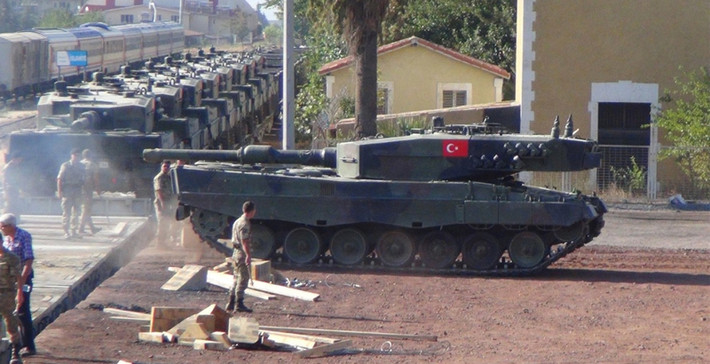 Tháp pháo của Leopard 2A4 được nâng cấp với vật liệu cấu thành là Titanium và Vonfram - cho nó có trọng lượng nhẹ hơn nhưng lại có tính năng an toàn cao hơn nhiều kiểu tháp pháo làm bằng thép thông thường. Nguồn ảnh: Lordw.