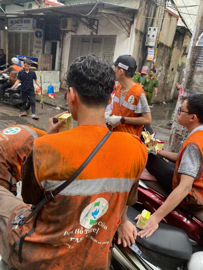 Được biết, đội FAS Angel do anh Phạm Quốc Việt (36 tuổi, Q.Thanh Xuân, Hà Nội) sáng lập. Anh Việt cho hay mình làm công việc này một mình từ năm 2017. Đến tháng 9/2019, khi đã tích lũy kỹ năng và kinh nghiệm nhất định, anh chính thức thành lập đội hỗ trợ sơ cứu miễn phí cho người bị nạn.