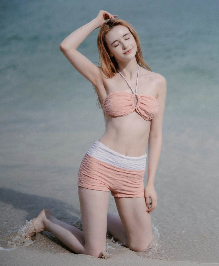 Graham có gương mặt thanh tú cùng thân hình mảnh khảnh.