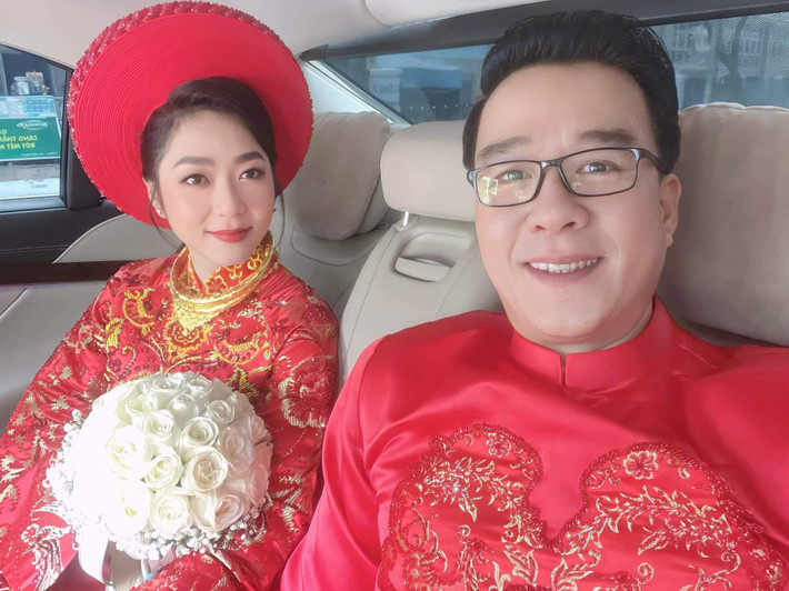 Không khó để nhận thấy cô vẫn giữ thần thái tươi tắn, gương mặt rạng rỡ khi chụp hình cùng các đồng nghiệp. Cuộc sống của nữ ca sĩ không có gì thay đổi sau tuyên bố bất ngờ về chuyện “đường ai nấy đi” với “vua cá Koi”.