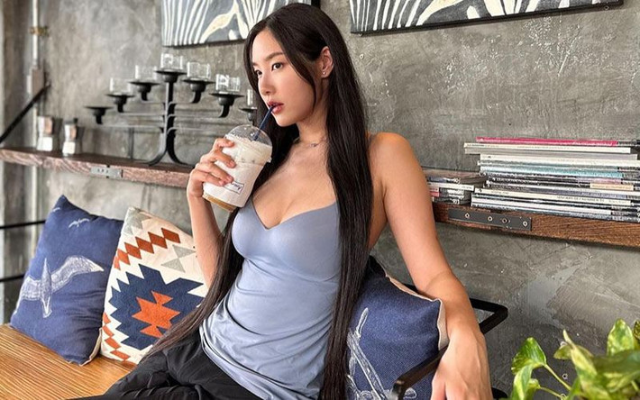 Cô còn gây ấn tượng với vóc dáng chuẩn mực và gu thời trang kín đáo, thanh lịch.