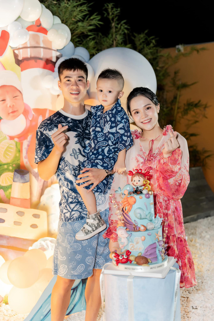 Quỳnh Anh - vợ cầu thủ Duy Mạnh dù có cuộc sống giàu sang nhưng cô rất chăm chỉ kiếm tiền, tận sức với công việc kinh doanh của mình.