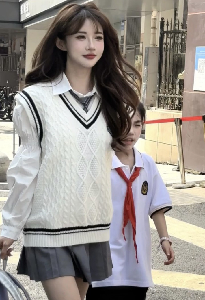 Mới đây, một bà mẹ nhanh chóng gây chú ý với phong cách thời trang quá trẻ trung khi đưa con tới trường.