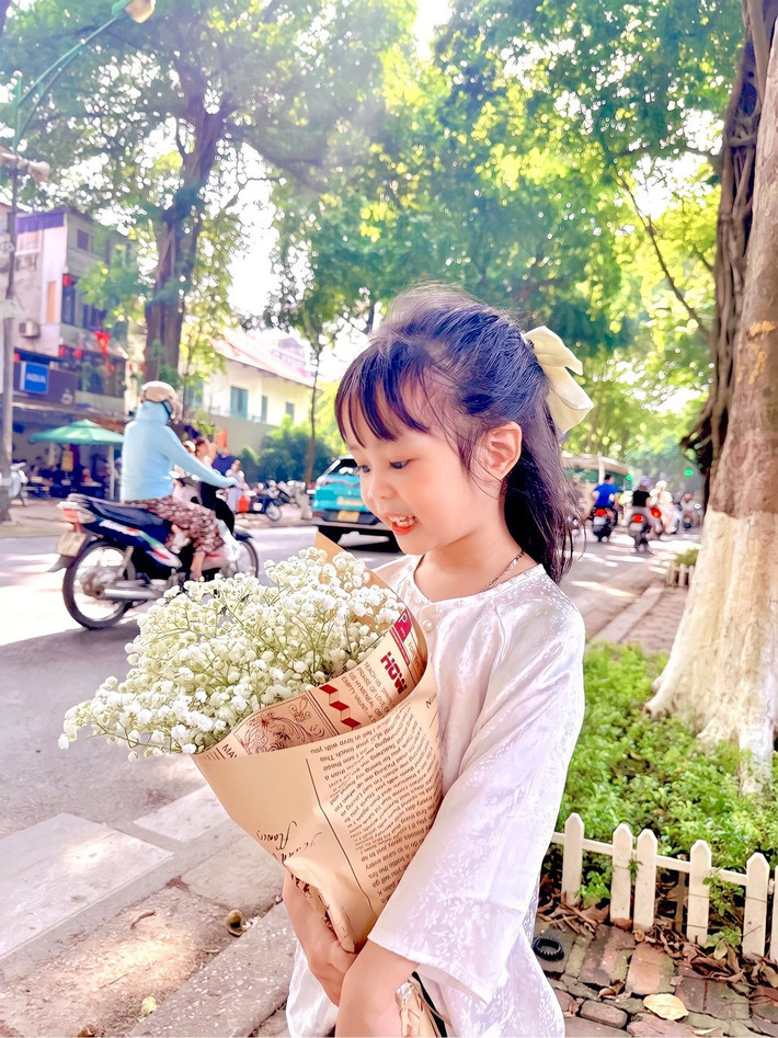 Em bé này cùng mẹ dừng chân ở những góc đường xanh mướt trên Phan Đình Phùng ngập ánh nắng dịu nhẹ của ngày đầu thu để chụp ảnh. Ảnh: Vietnamnet