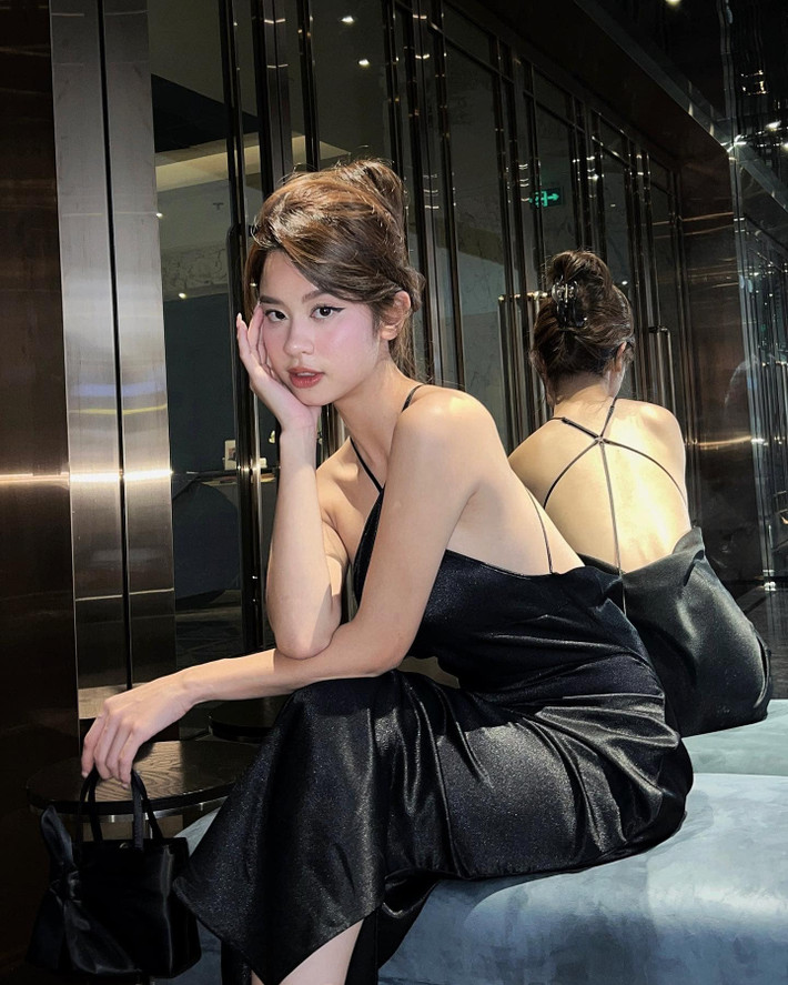 Trang phục có chi tiết rủ ở sau lưng, giúp cô nàng phô được "võng lưng ong" nõn nà cùng khung xương mềm mại.