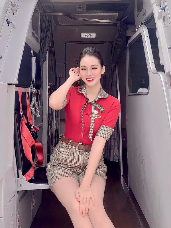 Nguyễn Ngọc Mai (sinh năm 1997) là một trong những nữ tiếp viên hàng không có lượng người theo dõi khá ấn tượng trên mạng xã hội nhờ gương mặt cùng vóc dáng xinh đẹp.