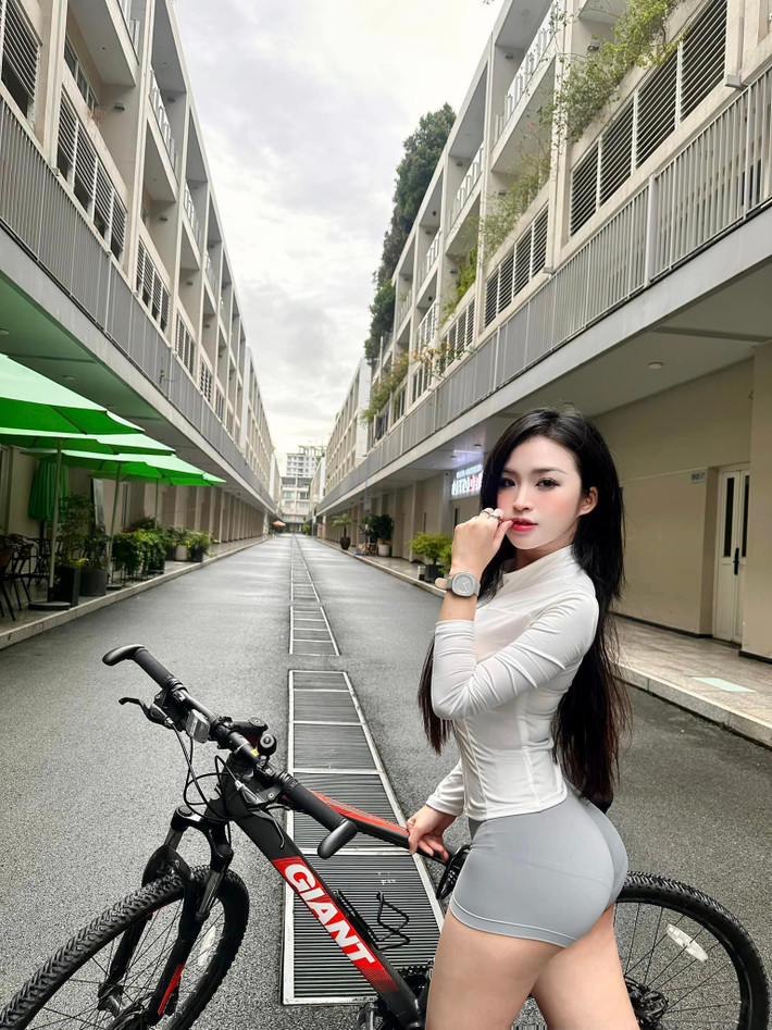 Mới đây, trên trang Facebook cá nhân, Bảo Trân lại tiếp tục gây chú ý khi đăng tải hình ảnh diện đồ tập bó sát đạp xe.
