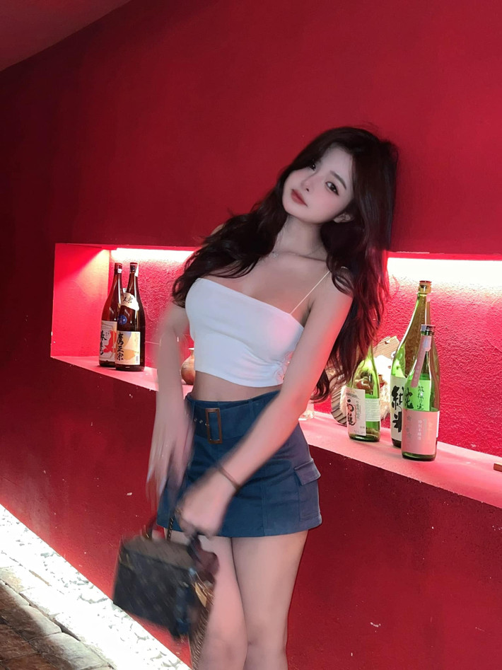 Sở hữu gương mặt bầu bĩnh xinh xắn, Đỗ Khánh An được nhiều người gọi là búp bê đời thực hay cô gái có nhan sắc thiên thần.