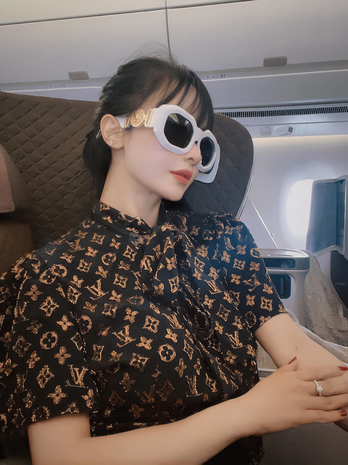 Không những vậy, cựu hot girl Sài Thành cũng thường xuyên cho phép bản thân được nghỉ ngơi bằng những chuyến du lịch xa xỉ. Ảnh: FBNV