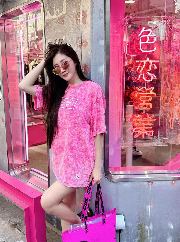 Với cơ thể nóng bỏng, khỏe mạnh, cô xây dựng hình ảnh một hot girl xinh đẹp và cuốn hút từ gương mặt đến hình thể.