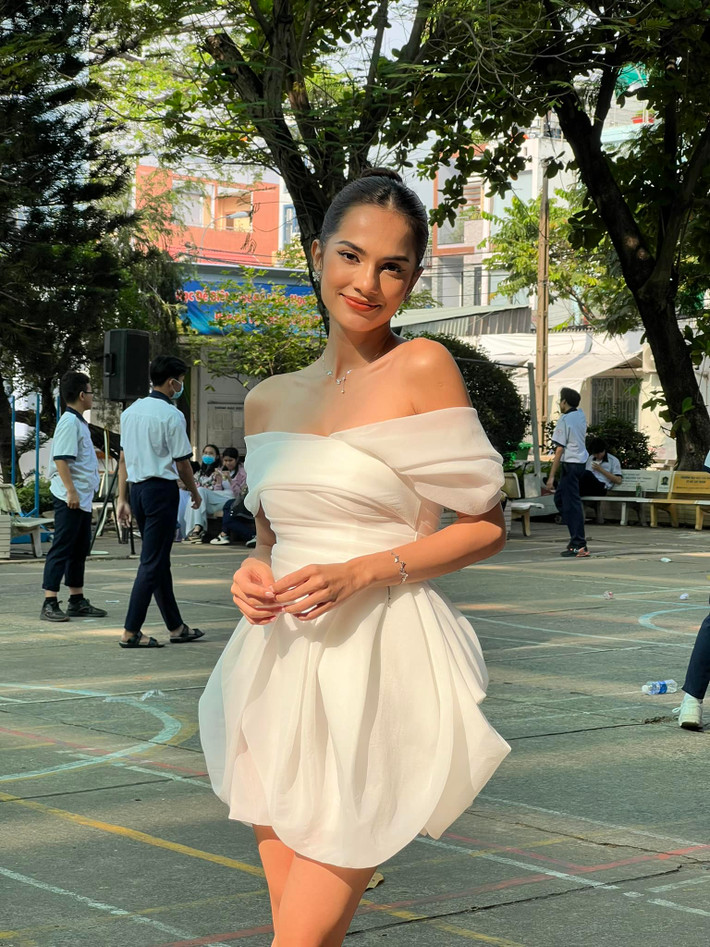 Mỹ nhân 23 tuổi cũng để lộ một vài khuyết điểm như quầng thâm ở mắt, môi nhợt nhạt và gương mặt kém sắc sảo so với lúc trang điểm.