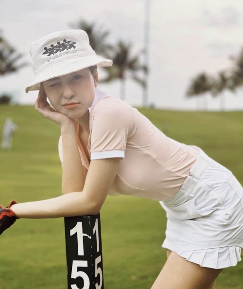 Cụ thể, Trâm Anh chia sẻ: "Mình chơi nhiều bộ môn, golf giúp mình thấy thư giãn, tinh thần thoải mái hơn sau mỗi lần ra sân. Theo mình, để giảm cân hiệu quả, tập luyện thôi là chưa đủ, 70 - 80% là phụ thuộc vào chế độ ăn uống. Chỉ cần có một chế độ dinh dưỡng phù hợp thì bạn tập bất kể bộ môn gì cũng có thể giảm cân. Còn với mình, dù chơi golf nhưng mình vẫn tập thêm gym, cardio để cơ thể được săn chắc hơn''.