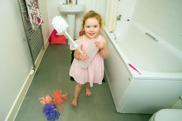 Cô bé tóc vàng Lily Mullins, 2 tuổi, khiến mẹ mình vô cùng vất vả vì luôn phải để mắt tới em.