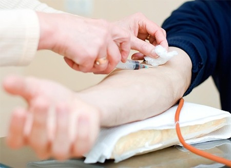 Bạn cần làm 6 loại kiểm tra dưới đây trước khi khẳng định chắc chắn mình không bị thiếu máu: tổng phân tích tế bào máu, thử nghiệm Vitamin B12, kiểm tra sắt huyết thanh , khả năng gắn sắt toàn phần, đo lượng sắt kết dính với một protein (transferrin) có nhiệm vụ mang sắt trong máu (transferrin Saturation) và kiểm tra Ferritin.