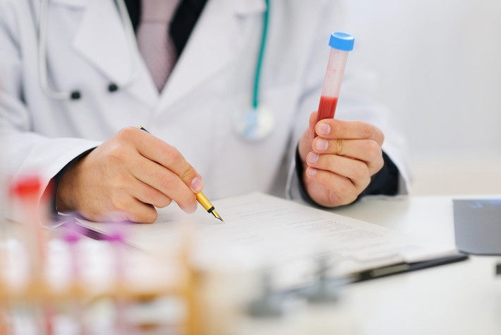 Bạn cần kiểm tra nồng độ hồng cầu, bạch cầu, tiểu cầu, hemoglobin, phết máu ngoại biên và tỉ lệ lắng của hồng cầu.