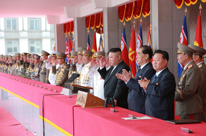Trong ảnh là lãnh đạo tối cao của Triều Tiên Kim Jung Un (đứng ở giữa) cùng với các tướng lĩnh và quan chức cấp cao của nước này tham gia lễ duyệt binh hôm 15/4 tại Bình Nhưỡng. Nguồn ảnh: DS.