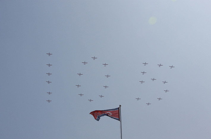 Đội hình máy bay huấn luyện cánh quạt Yak-18 hoặc CJ-5 của Không quân Triều Tiên bay biểu diễn tại lễ duyệt binh. Nguồn ảnh: DS.
