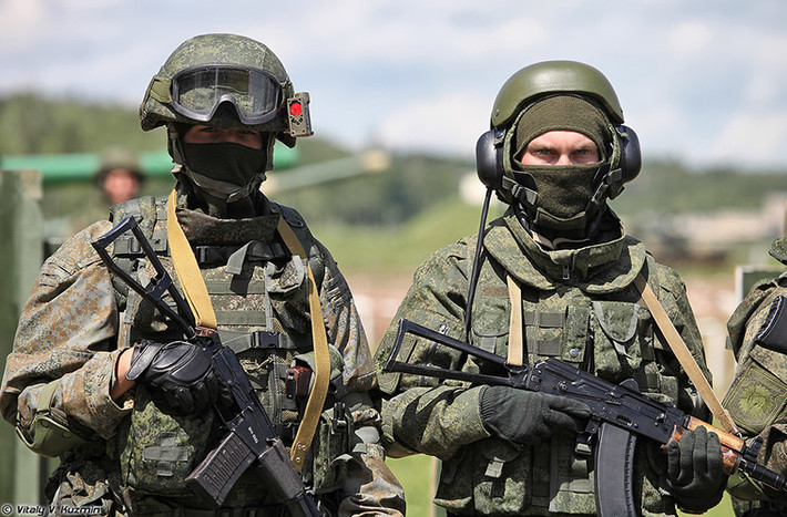 Các binh sĩ tăng thiết giáp Nga với Ratnik-ZK 6B48 thường được trang bị vũ khí đi kèm là biến thể súng trường tấn công AK-74U nhằm thuận tiện hơn trong chiến đấu. Còn đối với các binh sĩ khác thường là súng trường tấn công AK-74M hoặc súng bắn tỉa VSS. Nguồn ảnh: Vitaly Kuzmin.