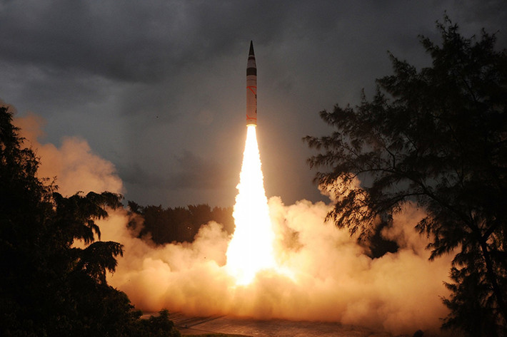 Chương trình phát triển tên lửa đạn đạo liên lục địa (ICBM) của Ấn Độ cũng không hề thua kém các nước trong khu vực, khi mà gần đây họ đã hoàn tất việc phát triển mẫu ICBM mới nhất của mình là Agni-V có tầm bắn lên đến hơn 8.000km. Bản thân Agni-V cũng là mẫu ICBM đa nền tảng có thể được triển khai từ nhiều phương tiện phóng khác nhau. Nguồn ảnh: i2.wp.