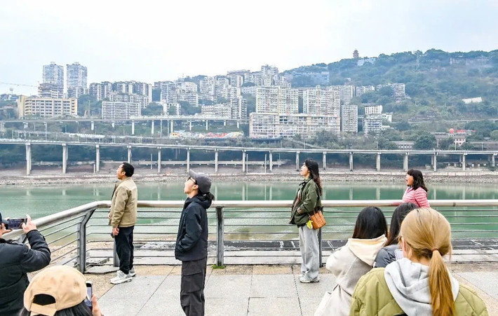 Thiết kế độc đáo này tạo ra hiệu ứng thị giác ấn tượng khi đoàn tàu di chuyển ra vào nhà ga ở tầng 6 đến tầng 8, như thể đang xuyên qua tòa nhà. Ảnh Qi Lansen