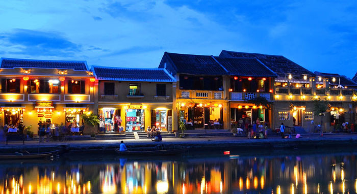 Buổi tối, Hội An trở nên huyền ảo dưới ánh sáng của hàng nghìn chiếc đèn lồng đầy màu sắc. Ảnh Internet