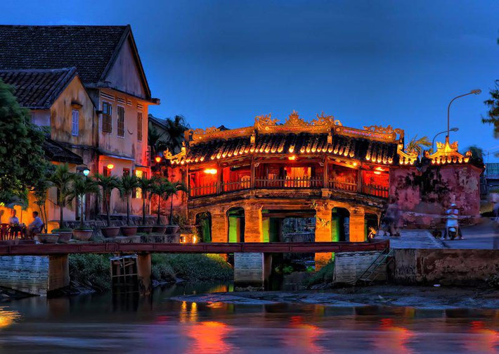.Những chuyến thong dong trên thuyền thả đèn hoa đăng xuống sông, ngay trung tâm phố cổ là điều nhiều người tưởng rằng chỉ có trong mơ. Ảnh Internet