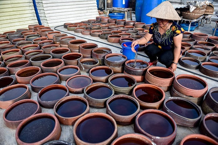 Ngoài ra, nơi đây còn có làng nghề nước mắm Nam Ô đã tồn tại trên 400 năm. Năm 2020, làng nghề nước mắm này được vinh danh là Di sản văn hóa phi vật thể quốc gia. Ảnh Internet