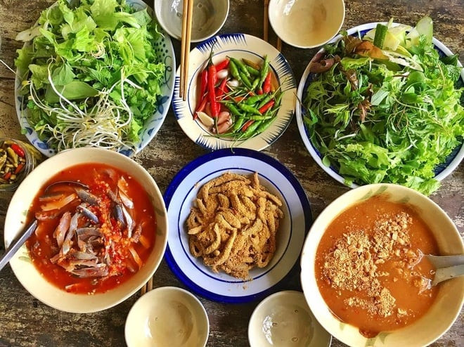 Đến bãi rạn Nam Ô, du khách còn được thưởng thức các đặc sản của vùng biển này do ngư dân làng chài đánh bắt. Những con mực tươi rói, tôm, cá vẫn nhảy tanh tách khi được kéo từ biển lên… cùng sự nhiệt tình của người dân địa phương sẽ giúp du khách có trải nghiệm khó quên ở Nam Ô. Ảnh Internet