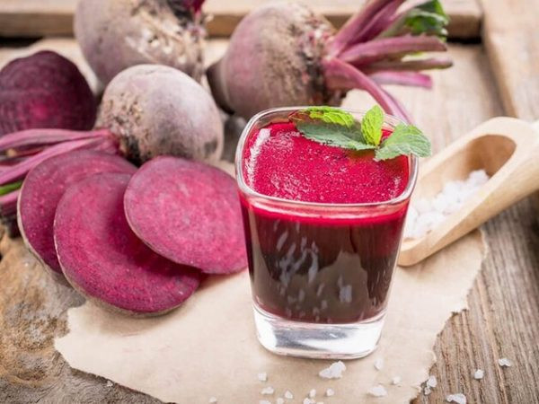 Nước ép củ dền: Củ dền giàu vitamin A, carotenoids và lutein đóng vai trò quan trọng trong việc ngăn ngừa lão hóa và hỗ trợ loại bỏ độc tố, giúp gan hoạt động hiệu quả hơn. Ảnh minh họa