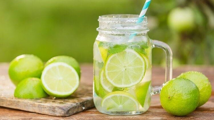 Nước chanh là một cách tuyệt vời để thải độc gan. Trái cây họ cam quýt rất giàu chất chống oxy hóa và vitamin C, cả hai đều cần thiết cho gan khỏe mạnh. Nước chanh cũng giúp thúc đẩy tiêu hóa và giảm viêm. Ảnh minh họa