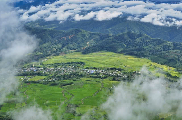 Nằm trên độ cao 1.500m so với mực nước biển, bản Sì Thâu Chải thuộc xã Hồ Thầu, huyện Tam Đường, tỉnh Lai Châu, cách thị trấn Tam Đường 6km. Đây là nơi sinh sống của hơn 60 hộ gia đình người Dao, họ đã cư trú và canh tác trên vùng đất này qua nhiều thế hệ. Ảnh Petro Time
