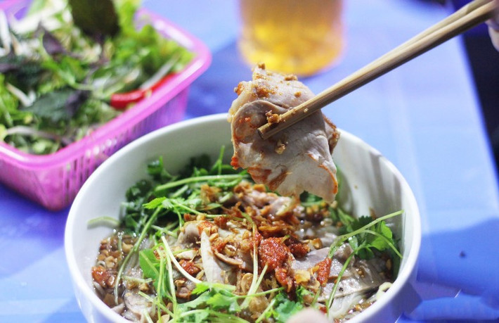 Một bát phở chua gồm hai phần. Phần khô có bánh phở được chần qua nước ấm, thịt xá xíu, dạ dày, gan lợn rán cháy cạnh, dưa chuột, thịt vịt quay, lạp xưởng thái mỏng, lạc rang, khoai lang hoặc khoai tây chiên thái chỉ, hành khô, rau thơm... Phần nước gồm nước sốt trộn phở và một bát nước dùng, nước mỡ chắt ra từ bụng con vịt quay hoặc nước luộc vịt, đậm đà gia vị. Ảnh Internet