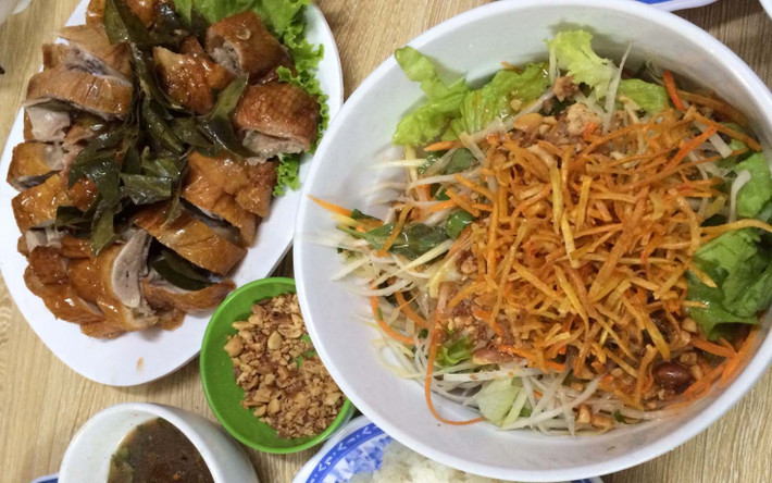 Khi nguyên liệu đã sơ chế xong, xếp lần lượt một lớp bánh phở nếu mùa đông bánh phở được nhúng qua nước sôi cho nóng, sau đó đến xá xíu, dưa chuột và lạc rang, khoai lang chiên, hành khô lên trên. Tùy khẩu vị, thực khách có thể thêm chút chanh tươi, ớt hay tiêu. Ảnh Internet