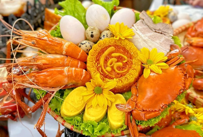 Mâm cúng ngày vía thần Tài không giống với mâm cúng gia tiên ngày Tết mà được chuẩn bị đơn giản hơn, không đòi hỏi các món ăn chế biến cầu kỳ, tốn nhiều thời gian. Tùy theo phong tục mỗi vùng miền và sự coi trọng của mỗi người mà mâm cúng được chuẩn bị khác nhau. Ảnh minh họa