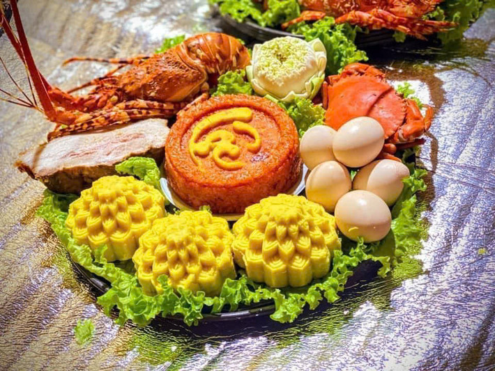 Theo truyền thống, mâm cúng vía Thần Tài gồm có các lễ vật: nến, hương, nước (3 chén), rượu (3 chén), gạo tẻ (1 đĩa), muối (1 đĩa), tiền vàng mã, hoa tươi, mâm ngũ quả, trầu cau, mâm cỗ mặn (tùy từng gia đình). Ảnh minh họa