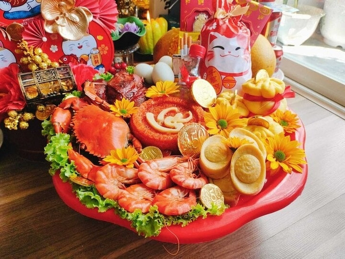 Dân gian còn có tục mua vàng đặt lên bàn thờ lúc cúng để xin lộc thần Tài, cúng xong mang trên người để được may mắn quanh năm. Ảnh Internet